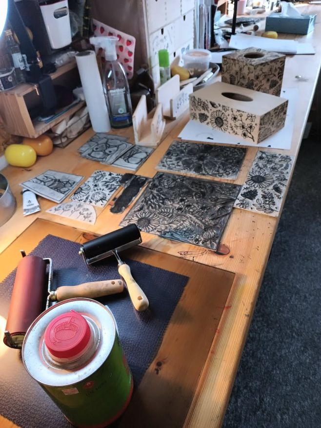 Realita tvůrce. 5 m dlouhý stůl je málo! Můžete se prostě roztrhnout a uklízet, ale po práci si stejně nemáte ani kam...